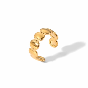 Détail macro d'une bague ajustable plaquée or 18 carats avec maillons ovales perlés