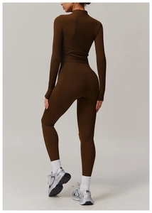 Détail de l'ensemble de fitness marron café avec poches latérales et leggings taille haute