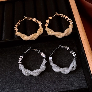 Détails de boucles d'oreilles créoles or et argent avec tissage en maille métallique