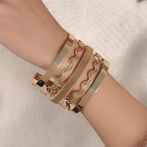 Ensemble de bracelets géométriques dorés multicouches avec textures lisses et mesh
