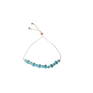 Bracelet ajustable en or rose avec pierres de zircone ovales bleues sur fond blanc