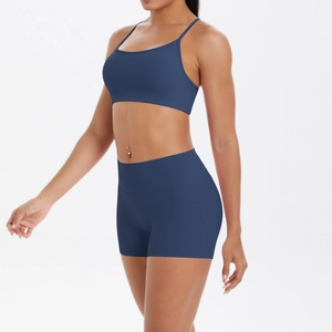 Détail de l'ensemble short de yoga taille haute bleu marine et brassière de sport