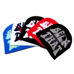 Cinq bonnets en maille jacquard en bleu, blanc, noir, rouge et gris disposés à plat
