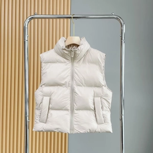 Damen Steppweste in Creme mit Stehkragen und modischem Steppmuster am Bügel