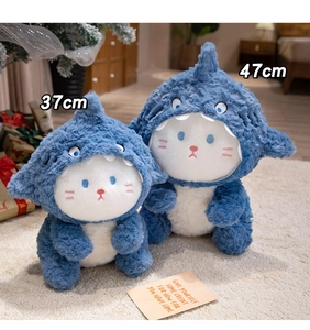 Details von Hai-Katzen-Plüschtieren in 37 cm und 47 cm auf weichem Teppich mit warmem Licht