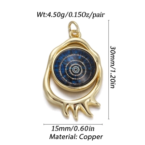 Vista detallada del colgante ojo turco de cobre con medidas 30x15mm y peso de 4,5g