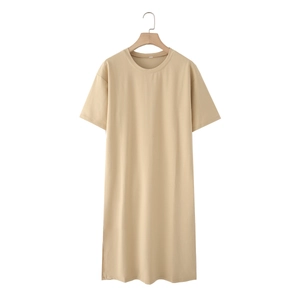 Detailansicht des khakifarbenen Maxi-T-Shirt-Kleids mit Seitenschlitzen und Rundhalsausschnitt
