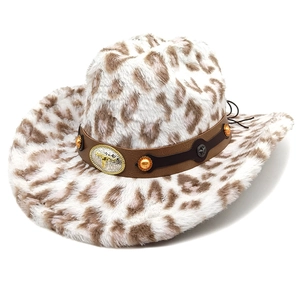 Détail d'un chapeau de cowboy léopard en fausse fourrure avec boucle tête de boeuf