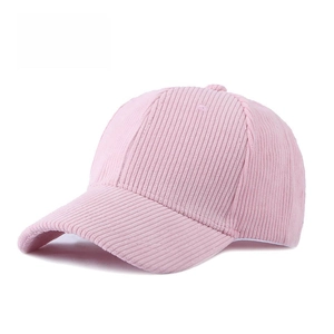 Détail d'une casquette de baseball en velours côtelé rose avec visière incurvée