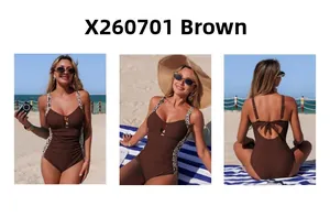 Vue en trois angles d'un maillot de bain marron avec motifs géométriques à la plage