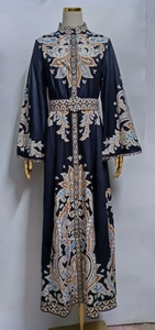 Détail d'une robe maxi bleu marine à motif paisley avec manches cloche et ceinture