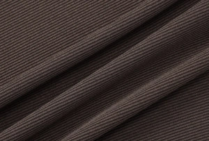 Nahaufnahme von dunkelbraunem Rippstrickstoff mit weicher vertikaler Textur und Elastizität