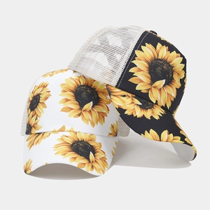 Dettaglio cappellini da baseball con stampa girasole e retro in rete traspirante