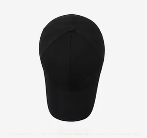 Vue de dessus d'une casquette noire avec couronne à six panneaux et logo discret