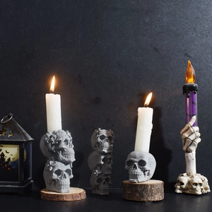 Bougeoir tête de mort Halloween en résine avec modèles superposés et mains de squelette