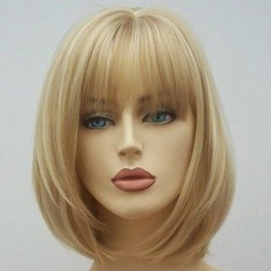 Perruque bob courte blonde avec frange et pointes recourbées sur tête de mannequin