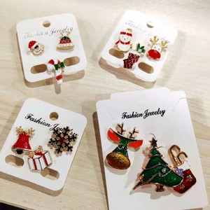 Detail der Weihnachts-Acryl-Brosche mit Weihnachtsmann, Rentier und Schneemann