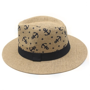 Détail du chapeau de paille tissé avec motifs ancres marines et ruban noir chic