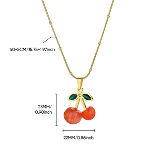 Détail des dimensions du pendentif cerise avec feuille dorée et cristal incrusté