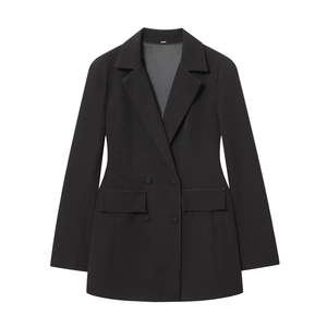 Vue détaillée à plat d'une robe blazer noire à double boutonnage et poches à rabat
