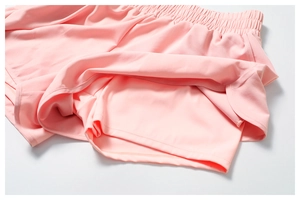 Détail du short de sport rose 2-en-1 montrant la doublure intérieure anti-exposition