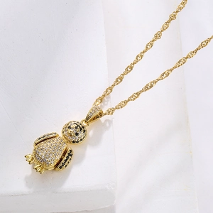 Collana in rame placcato oro con ciondolo a panda micro-pavé e pietre bianche e nere