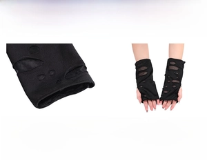 Dettaglio dei guanti punk neri con cuciture fini ed elasticità del polso per cosplay