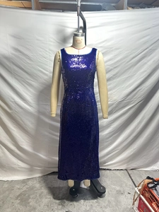 Dettaglio dell'abito da sera con paillettes blu con scollo quadrato e senza maniche sul manichino