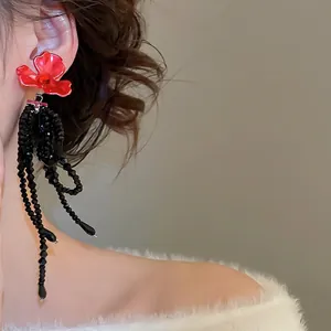 Boucles d'oreilles fleur rouge élégantes avec de longs glands de perles noires
