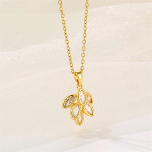 Élégant collier pendentif feuille dorée serti de zircons sur fond de maille blanche douce