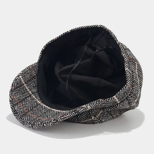 Cappello baker boy classico in tweed spigato con fodera nera e cordino regolabile