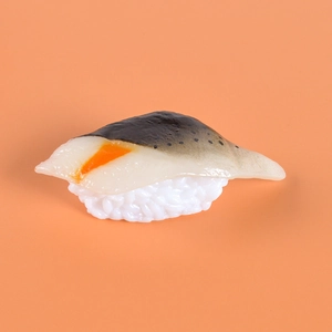 Modèle de sushi artificiel réaliste avec du riz et du filet de maquereau sur fond orange vif