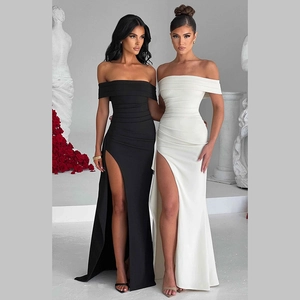 Elegantes schulterfreies Abendkleid mit hohem Schlitz in Schwarz und Weiß