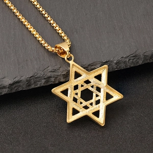Collar de hip hop con colgante de estrella de David dorada sobre fondo de pizarra