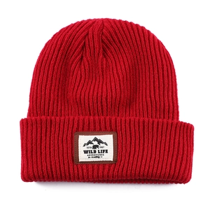 Warme rote Strickmütze für den Winter mit Wild Life Adventures Outdoor-Aufnäher