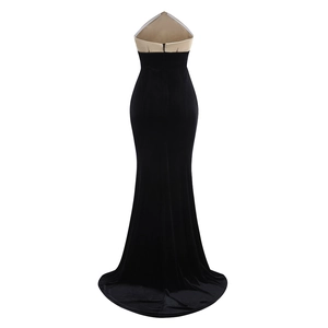 Détail du dos nu élégant et de l'ourlet sirène de cette robe de soirée en velours noir