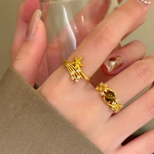 Detaillierte Makroansicht von 18K vergoldeten Vintage-Ringen mit Zirkonia-Stern-Design