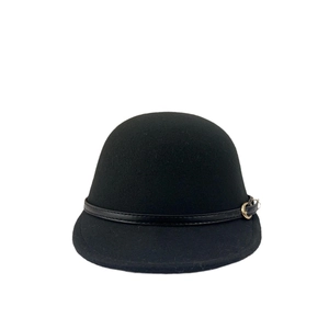 Chapeau cloche classique en feutre de laine noir avec sangle en cuir et boucle dorée
