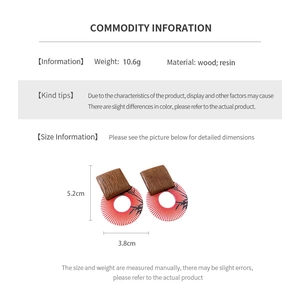 Detailed spec chart of geometric wood earrings showing dimensions 5.2cm height and 10.6g weight