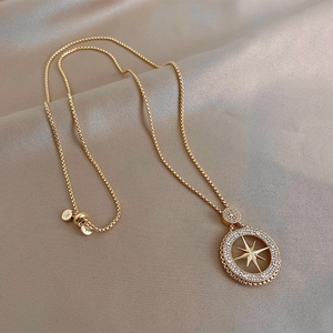 Elegante vergoldete Halskette mit achtzackigem Stern-Anhänger und Zirkonia auf Satin