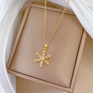 Elegante goldene Schneeflocken-Halskette mit Zirkonia-Steinen in Schmuckbox