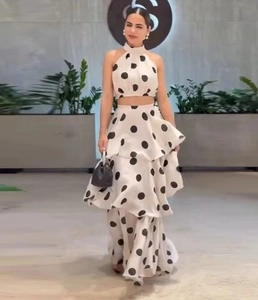 Details zum gepunkteten Neckholder-Top und dem gestuften Rock Set in Weiß für Damen