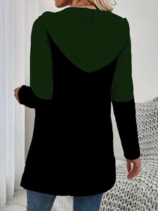Dettaglio della felpa con cappuccio ampia con design patchwork verde scuro e nero a contrasto