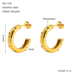Macro detail of 18k gold plated C-shaped earrings with rhinestones and size dimensions