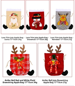 Detailansicht von Weihnachts-Geschenktüten aus Jute mit 3D-Geweih und Metallglocken