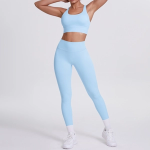 Completo sportivo celeste a due pezzi con reggiseno a U e leggings yoga a vita alta