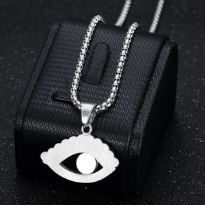 Collier en acier inoxydable 316L avec pendentif Oeil Bleu et chaîne boîte sur socle noir