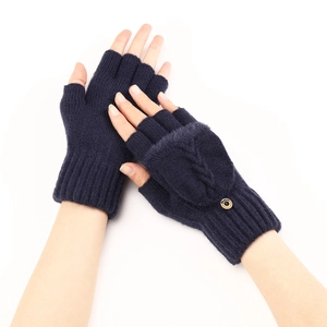 Dettaglio di guanti senza dita in maglia blu scuro con trecce e bottone decorativo