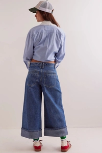 Detailansicht der gestreiften Jeans mit hoher Taille und weitem Bein für Damen