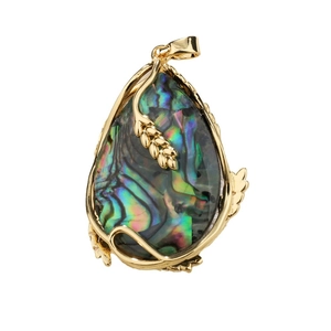 Pendentif en nacre d'abalone avec cadre feuille en cuivre plaqué or sur fond blanc